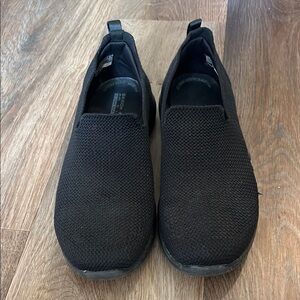 Skechers SZ 8.5 Air cooled Goga mat slip on shoes. Good condition.